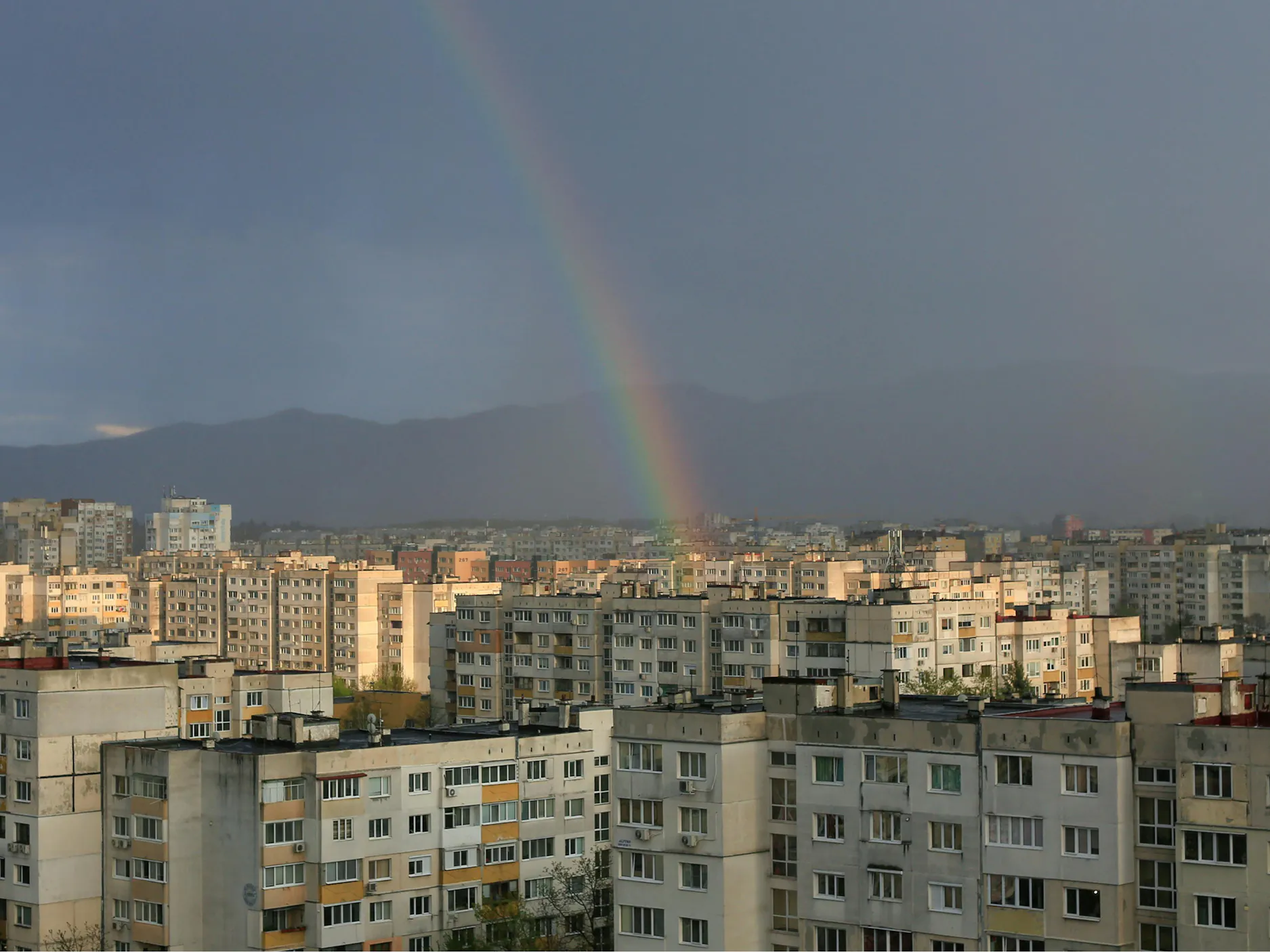 Mavrica nad blokovskih naseljem